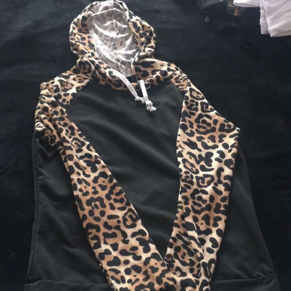 Sweaters - Leopard hoodie